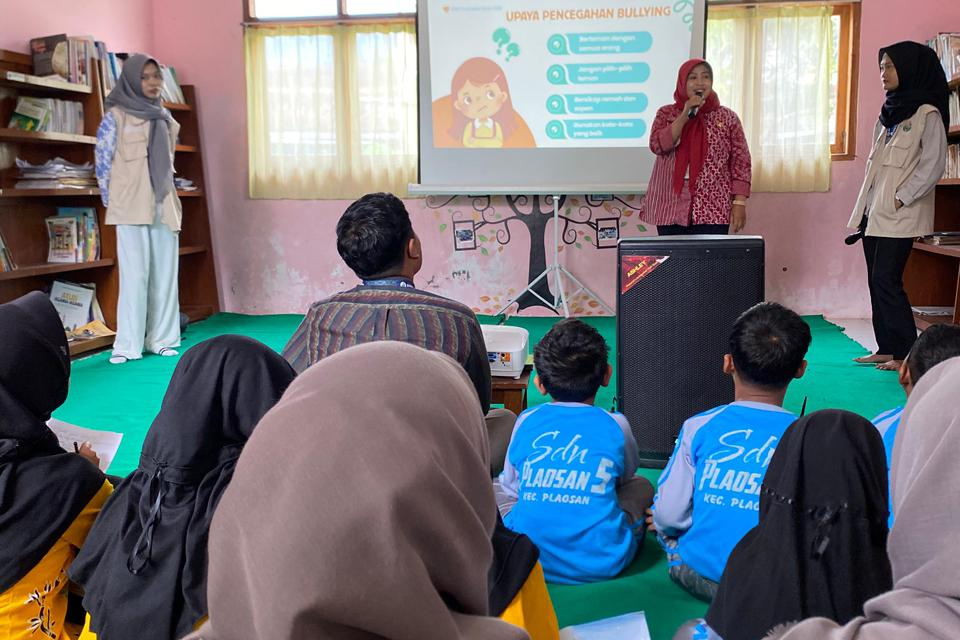 Lurah Plaosan menyampaikan sambutan dalam kegiatan sosialisasi anti-bullying yang digelar oleh mahasiswa KKN-T UNESA di SD Negeri Plaosan 5, Magetan