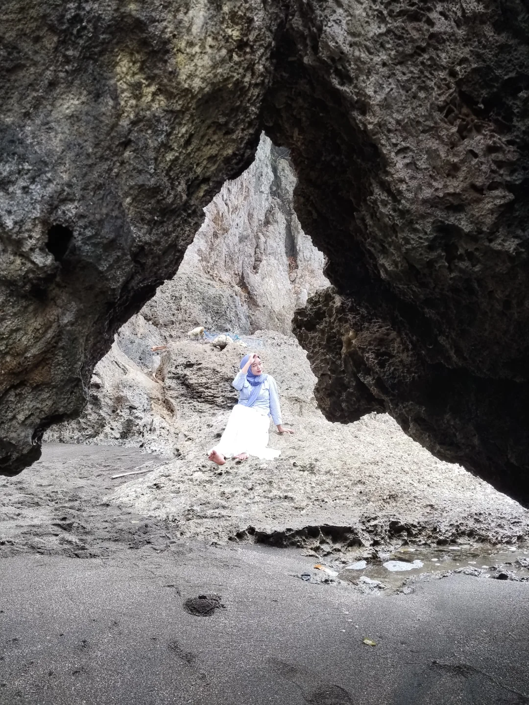 spot foto batu karang di pantai madasari pangandaran