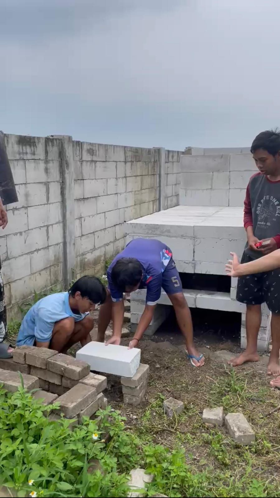 Proses Pembangunan Rocket Stove KKNT Unesa Warugunung