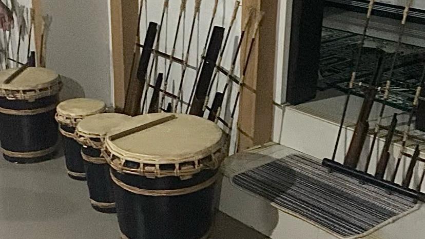 Alat musik Buncis yang terdiri dari angklung dan dogdog. Dokumentasi Pribadi pada Sabtu, 15/11/2025