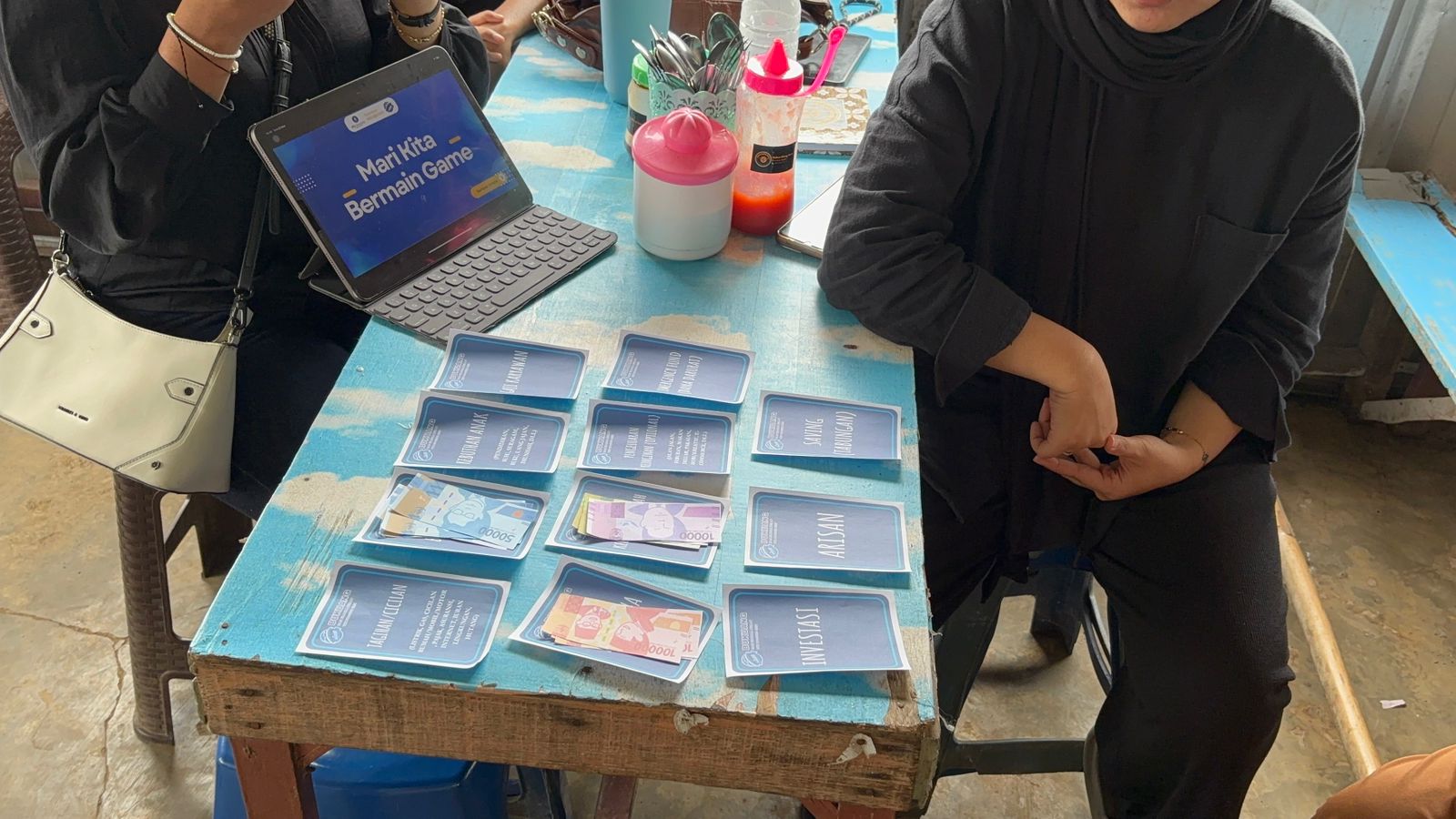 Dokumentasi Pribadi: Sesi Pembelajaran interaktif Use Money Wisely menggunakan games sederhana 