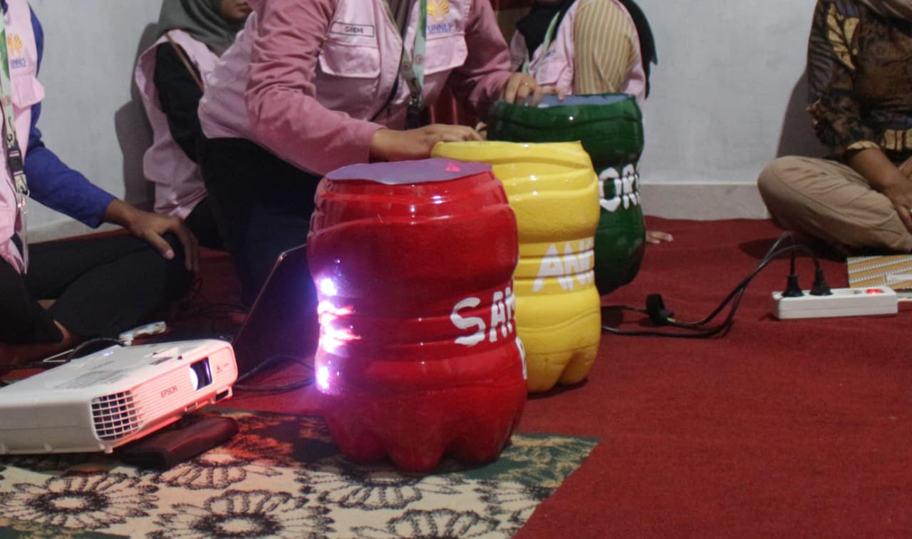 Antusiame ibu-ibu PKK dalam memperhatikan penjelasan materi tentang sampah oleh para mahasiswa, di kediaman RT 13, Klaten, Senin (15/12/2025).