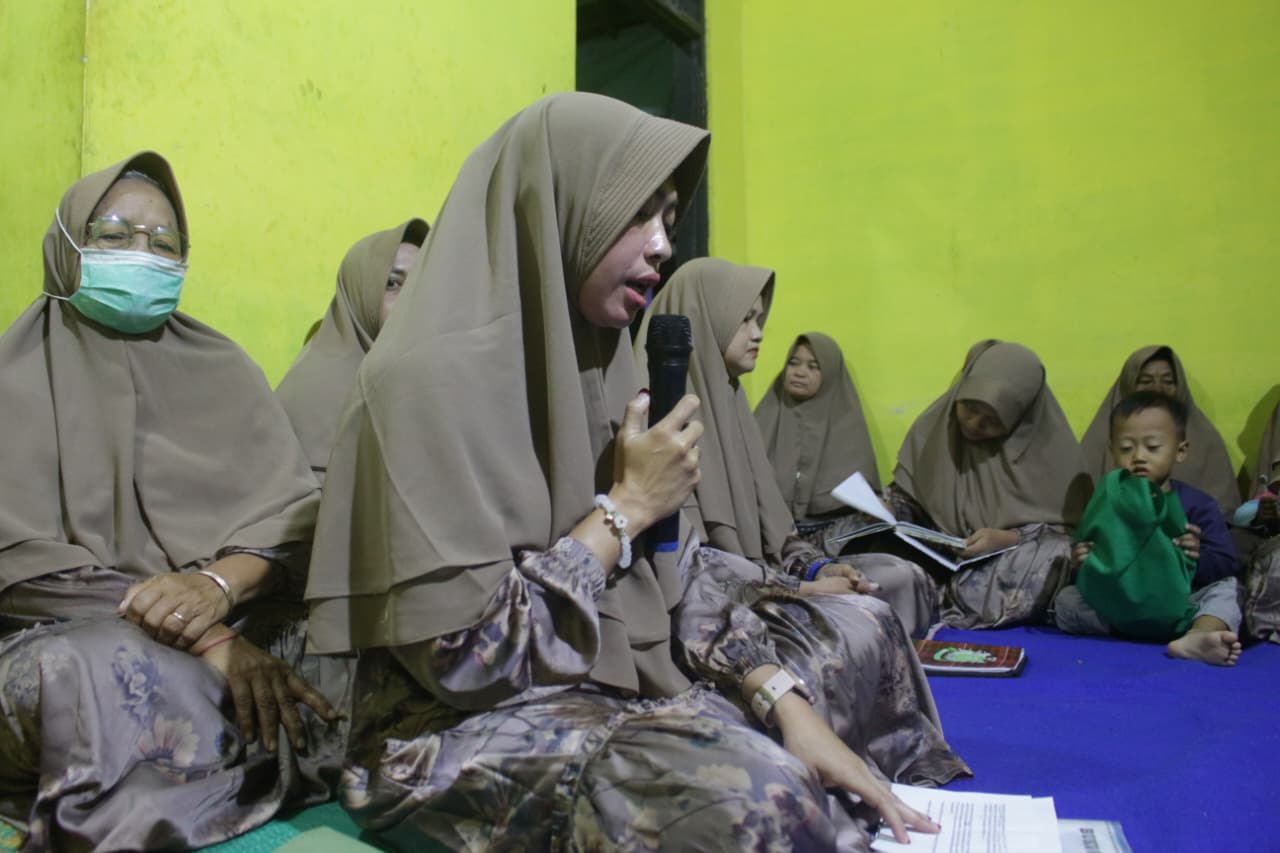 Penyambuatan sekaligus pemberian apresiasi oleh ketua PKK dukuh Tegal kepada para mahasiswa UNNES, di salah satu rumah warga, Klaten, Minggu (14/12/2025).