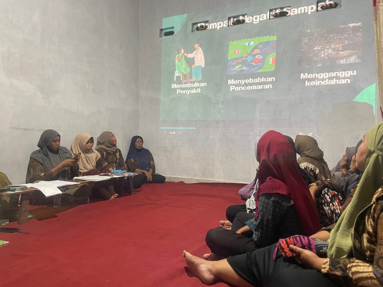 Demonstrasi pemilahan sampah dari hasil barang daur ulang yang dimanfaatkan menjadi tempat sampah yang berbeda-beda jenis, di kediaman RT 13, Klaten, Senin (15/12/2025).