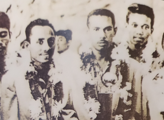 Maurits Manuhutu, Henky Timisela, dan Yudo Hadianto saat berfoto bersama seusai membawa Indonesia juara Turnamen Merdeka 1962. (Sumber: Dok. pribadi Henky Timisela)