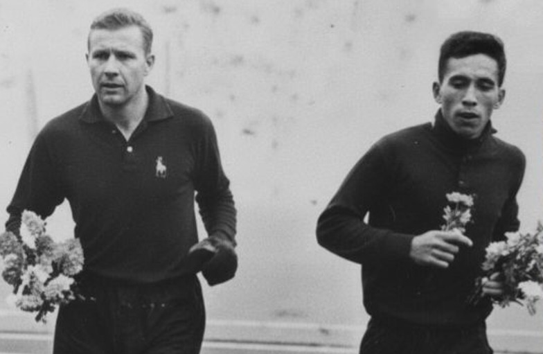 Lev Yashin dan Yudo Hadianto saling bertukar bunga sebelum melakoni pertandingan persahabatan di Stadion Utama Senayan. (Foto: Istimewa)