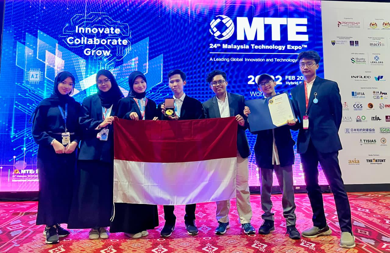 Moh Fadhli Romadhon dan tim berhasil meraih emas pada ajang Malaysia Technology Expo (MTE) 2025 di kategori Inovasi Bisnis Digital (Foto: Dok Moh Fadhli Romadhon)