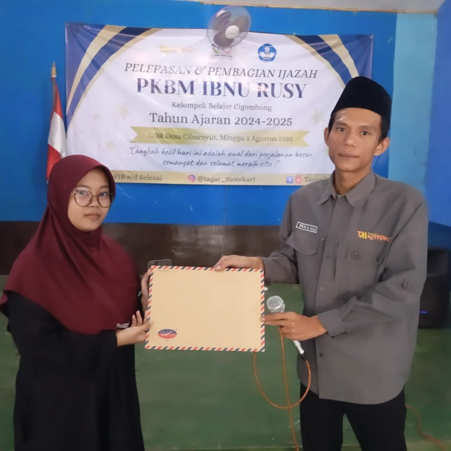 Belgi Alhuda (Kanan) pada saat membagikan ijasah kepada siswa | sumber: Dok. Pribadi Belgi Alhuda