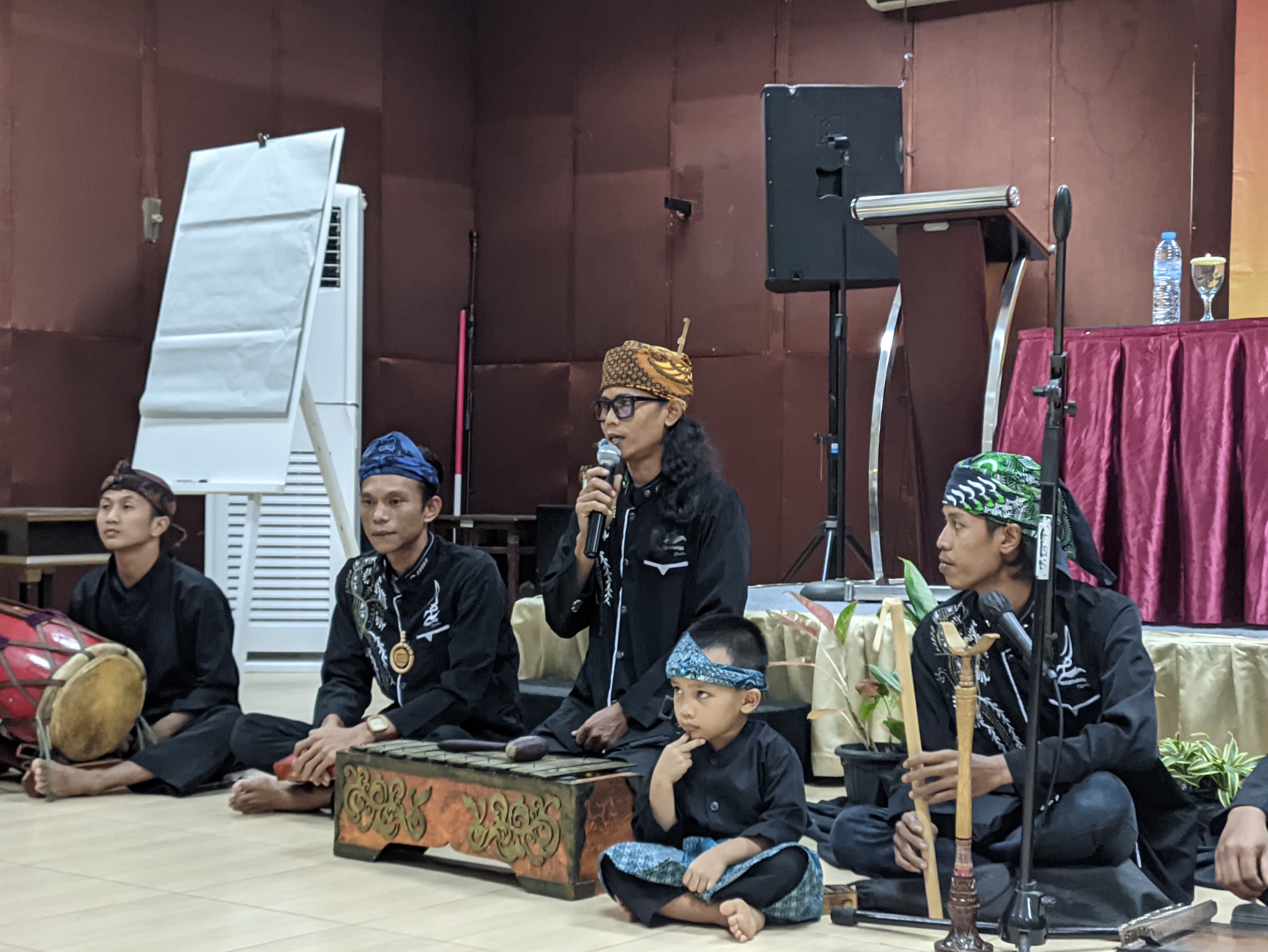 Belgi Alhuda bersama kelompok musik tradisional Pharaswara Etnika | sumber: Dok. Pribadi Belgi Alhuda 