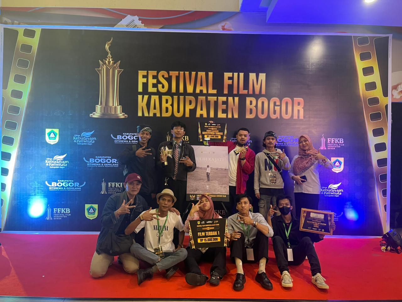 Belgi Alhuda bersama Tim pada saat memenangkan lomba festival film kabupaten Bogor | sumber: Dok. Pribadi Belgi Alhuda