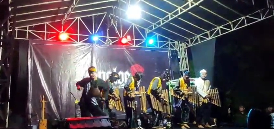 Penampilan Seni Calung di Desa Ciadeg sambut pergantian tahun | sumber: Dok. Pribadi Belgi Alhuda