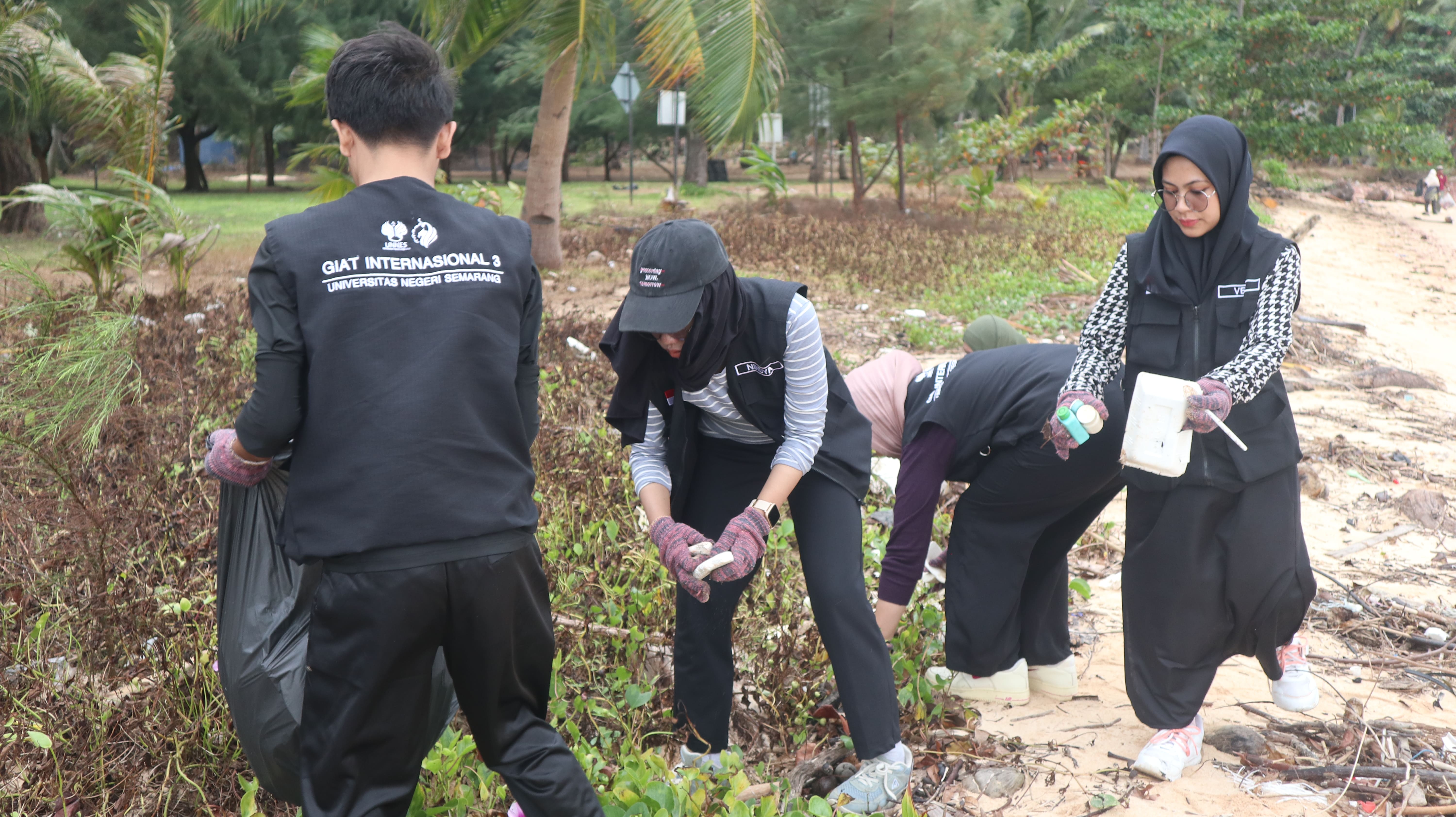 Program Kemasyarakatan Pembersihan Pulau Songsong, Kamis (27/11/2025). (Foto: Tim Dokumentasi GIAT Internasional 3)