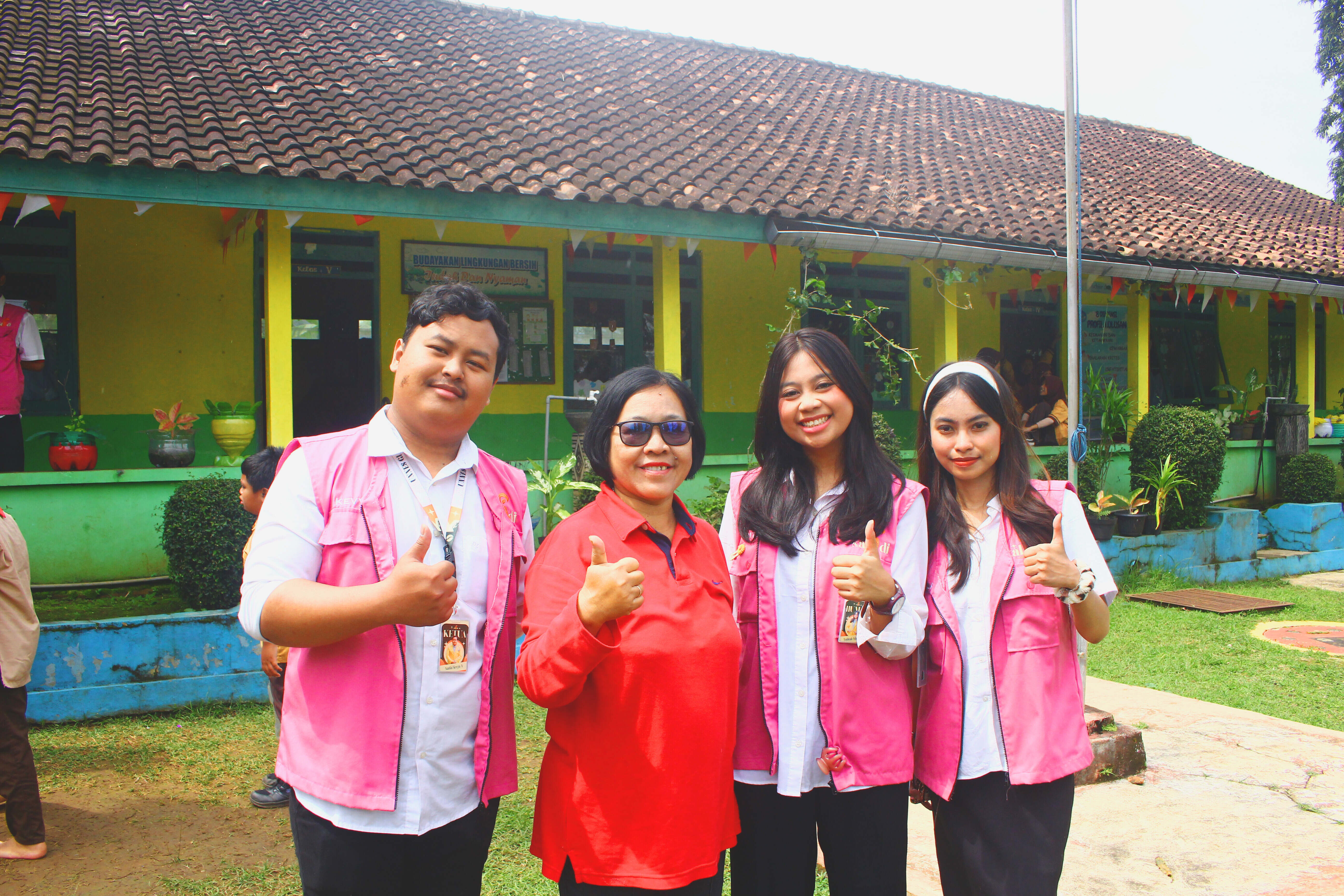 Mahasiswa/i GIAT 14 UNNES Desa Kalisidi berfoto bersama dengan Kepala sekolah SDN 02 Kalisidi, Agnes Maryati, S.Pd.SD, seusai kegiatan sosialisasi anti-bullying terlaksana pada Jumat (9/1/2026). (Foto: Tim GIAT 14 UNNES Desa Kalisidi).