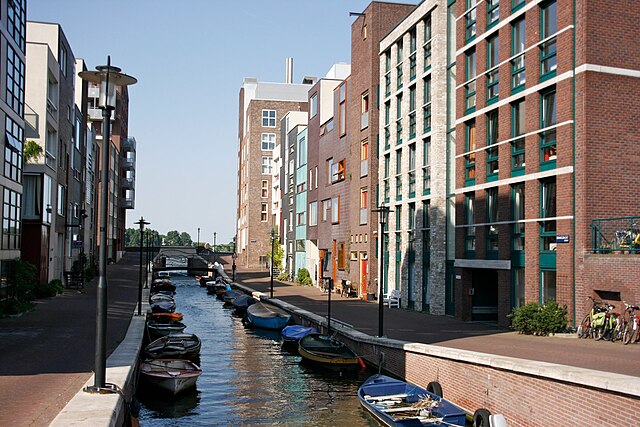 Area permukiman di sepanjang kanal | Alain Rouiller/WikimediaCommons