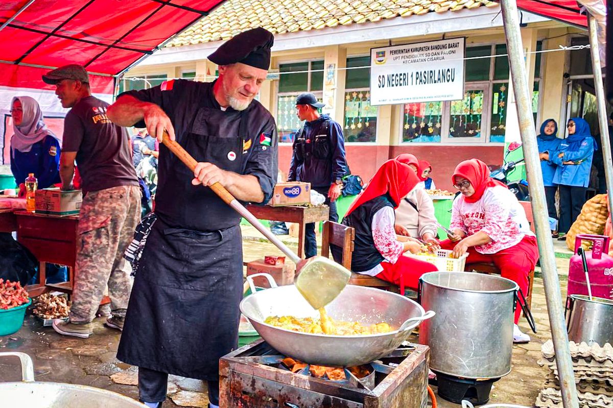 Chef David Caileba jadi relawan di dapur umum SD Negeri Pasirlangu