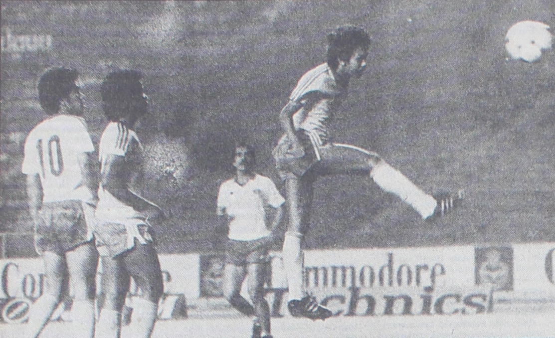 Dede Sulaeman (paling kanan) saat beraksi membela Indonesia Muda melawan Tunas Inti di Stadion Utama Senayan pada 10 April 1983. (Foto: Berita Yudha)