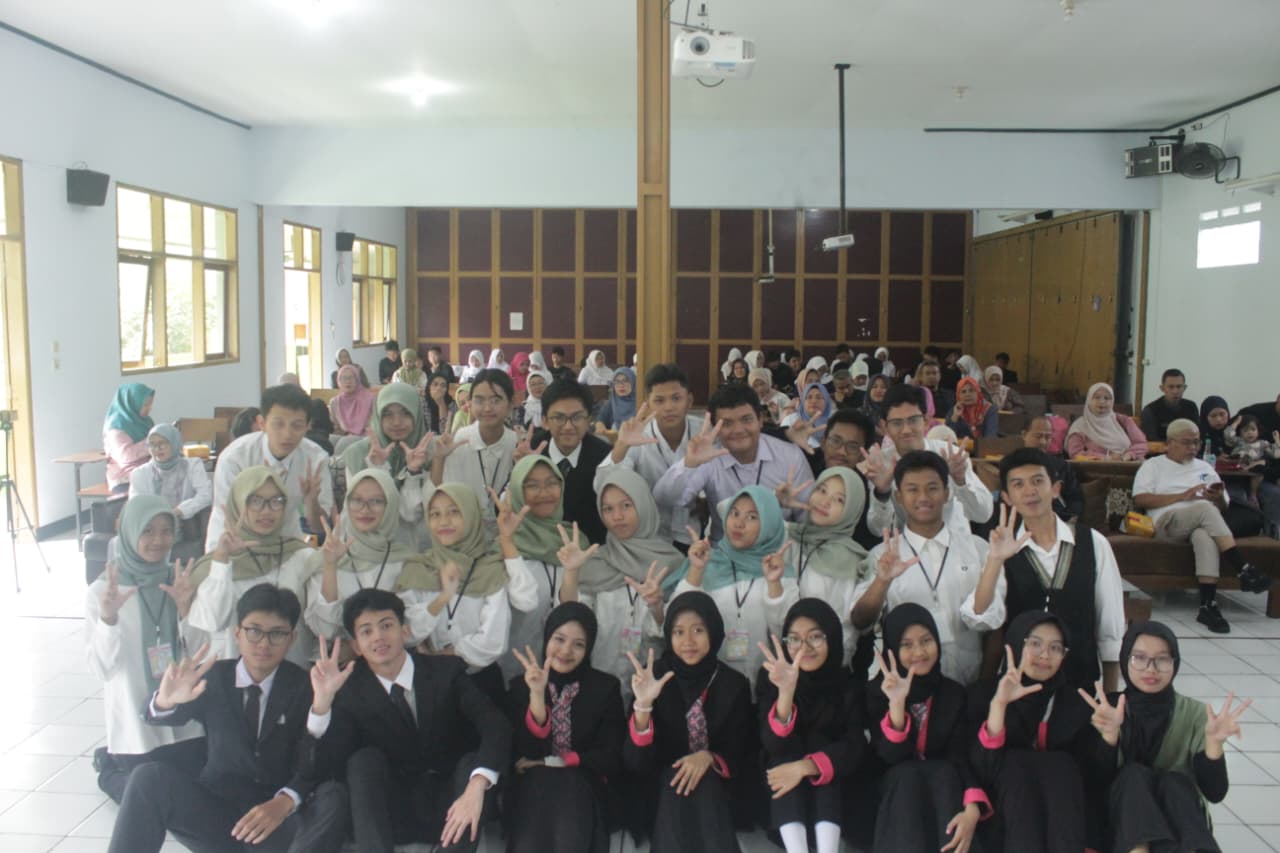 Tim Elyture Company di SMK negeri 11 Bandung | Dok. Elyture Company 