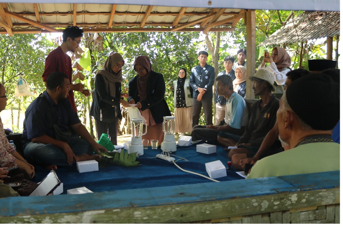 Sejumlah petani mengikuti pelatihan pembuatan biopestisida berbahan daun sukun sebagai alternatif pengendalian keong sawah. Kegiatan ini memperkenalkan pemanfaatan bahan alami yang mudah diperoleh di lingkungan sekitar.