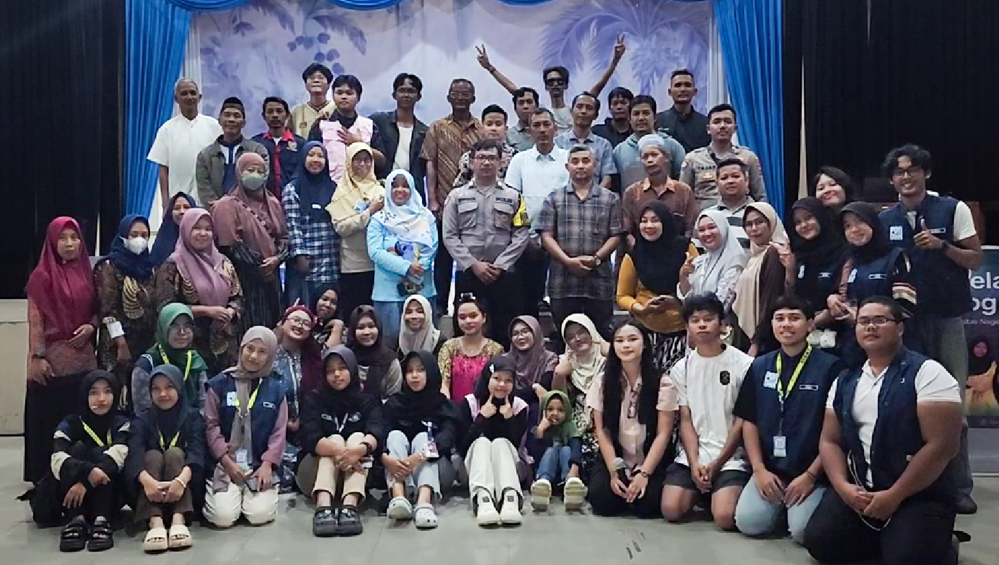 Sesi foto bersama oleh para aktor dalam drama teater dengan para perwakilan dari Instansi Polisi, perangkat desa, sekaligus rekan-rekan Mahasiswa KKN Desa Pondok, Senin (5/1/2026). 