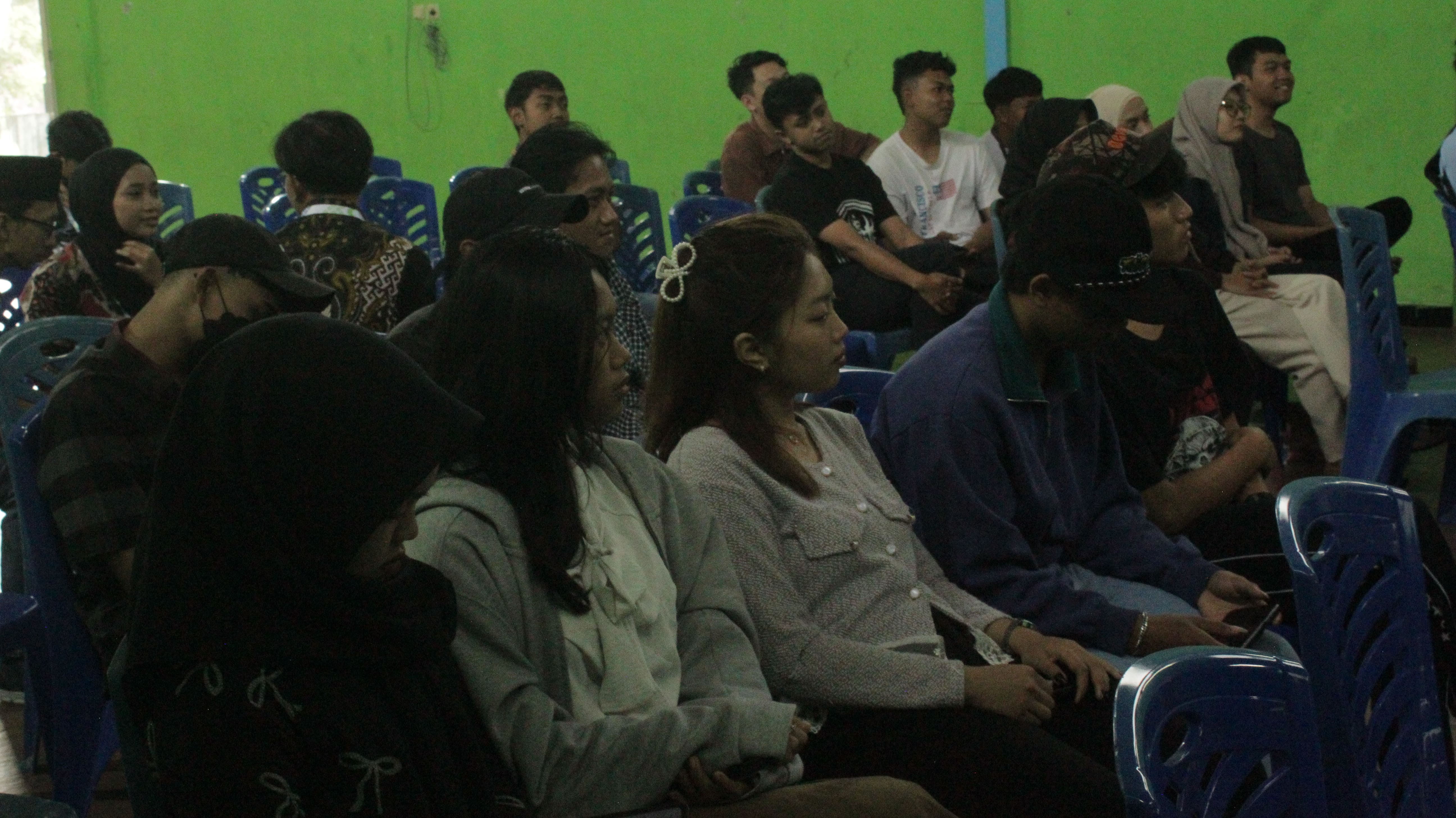 Peserta Karang Taruna Desa Pagersari menyimak materi sosialisasi HIV dan pencegahan pernikahan dini. (Dokumentasi UNNES GIAT 14)