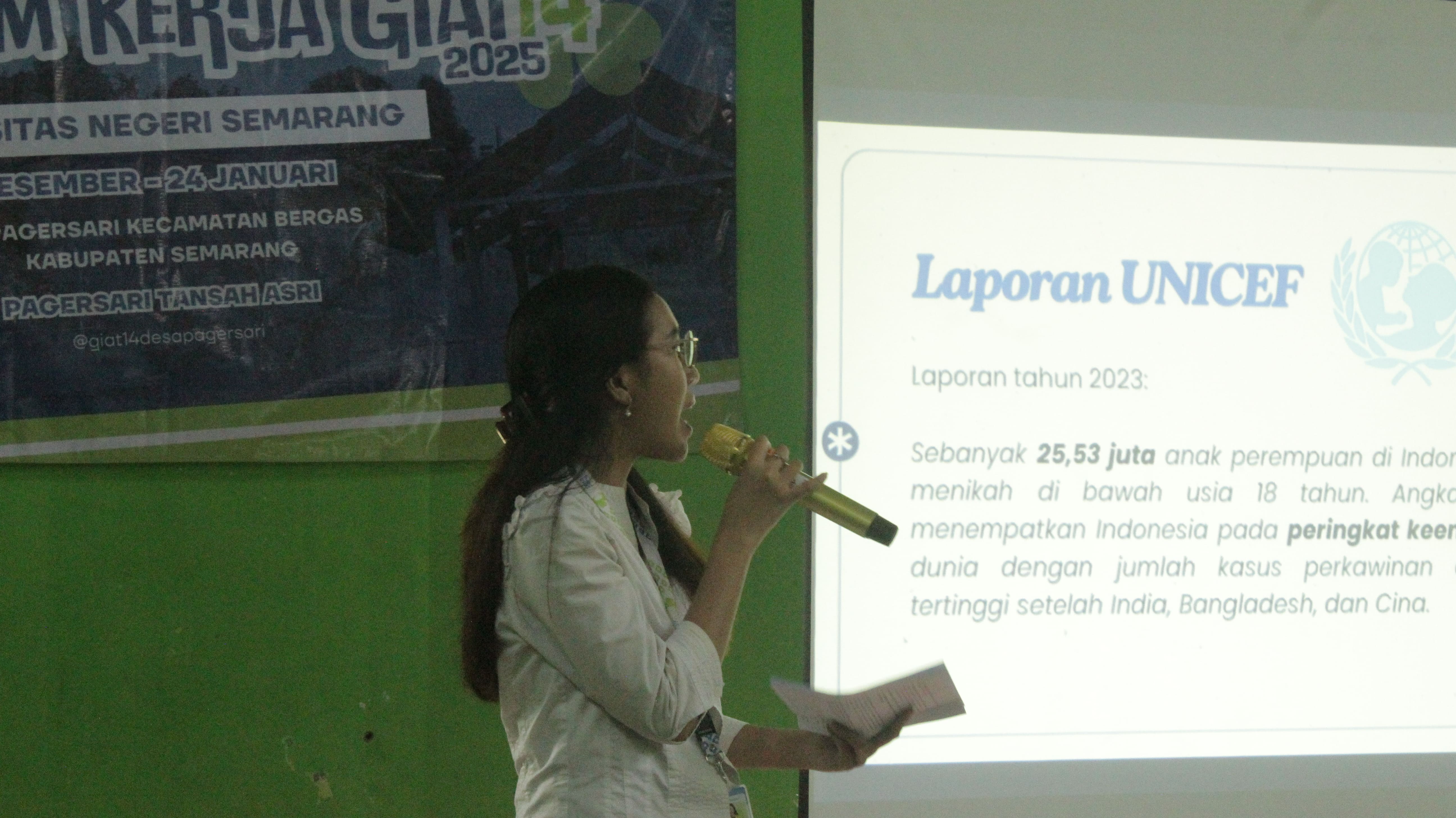 Mahasiswi UNNES GIAT 14, Maria Eleos Tiurma Pakan, menyampaikan materi pencegahan pernikahan dini dari sudut pandang hukum. (Dokumentasi UNNES GIAT 14)