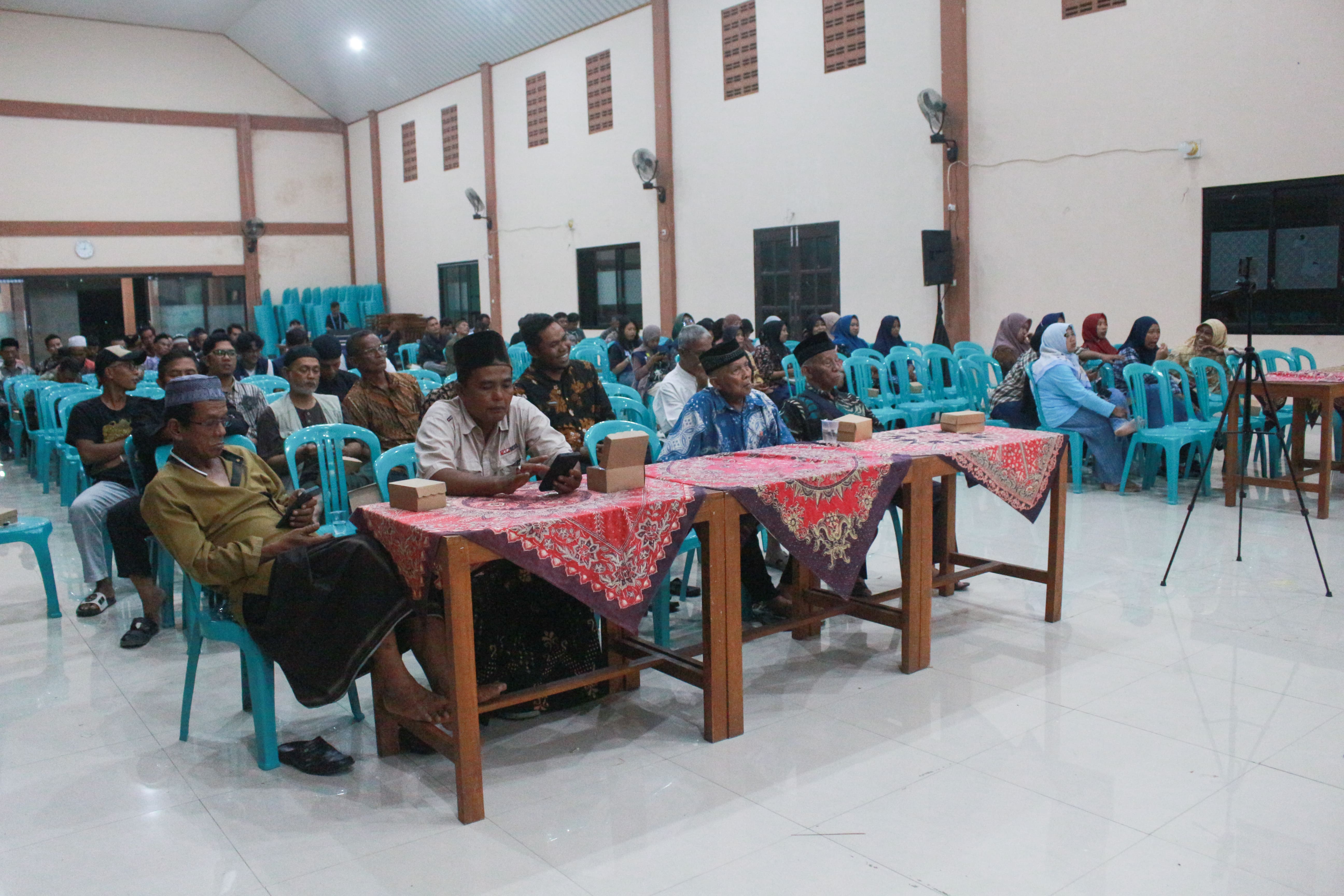 Antusiasme masyarakat Desa Tarubasan yang sedang menantikan acara dari program kerja desa sadar hukum di Aula Balai Desa Tarubasan, Klaten, Senin (5/1/2026).