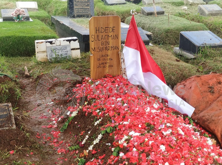 Dede Sulaeman dimakamkan di TPU Penggilingan Layur, Pulo Gadung, Jakarta Timur pada Senin (26/1/2026) siang WIB. (Foto: Good News From Indonesia/Dimas Wahyu Indrajaya)