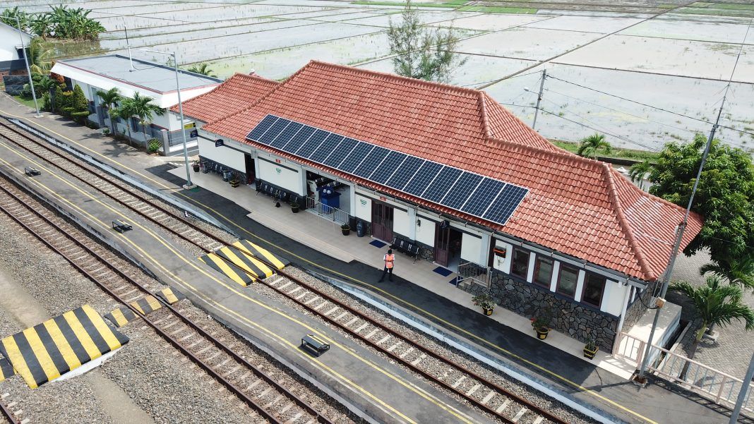 Stasiun Batang adalah stasiun yang menggunakan PLTS pertama di Indonesia | IESR