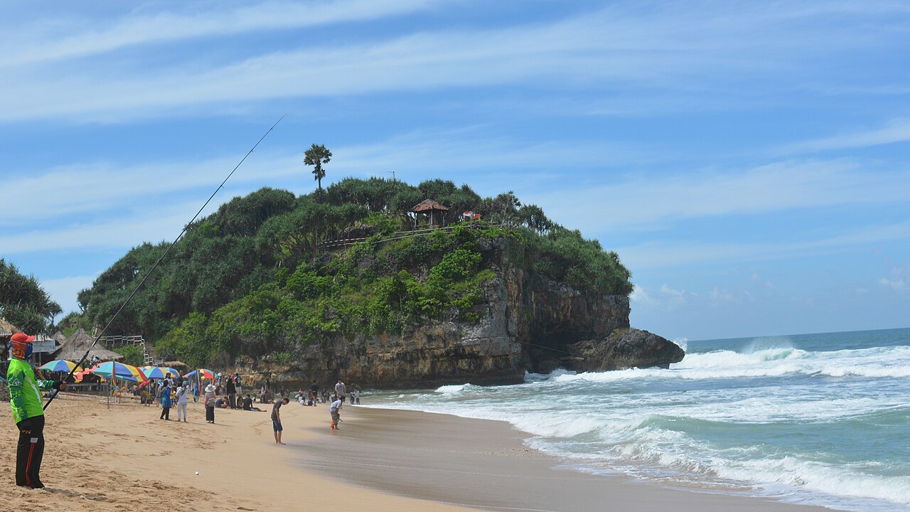 Pantai Parangtritis dengan ciri khas pasirnya yang berwarna coklat kehitaman. | (Wikimedia Commons | Akbarzaiem)
