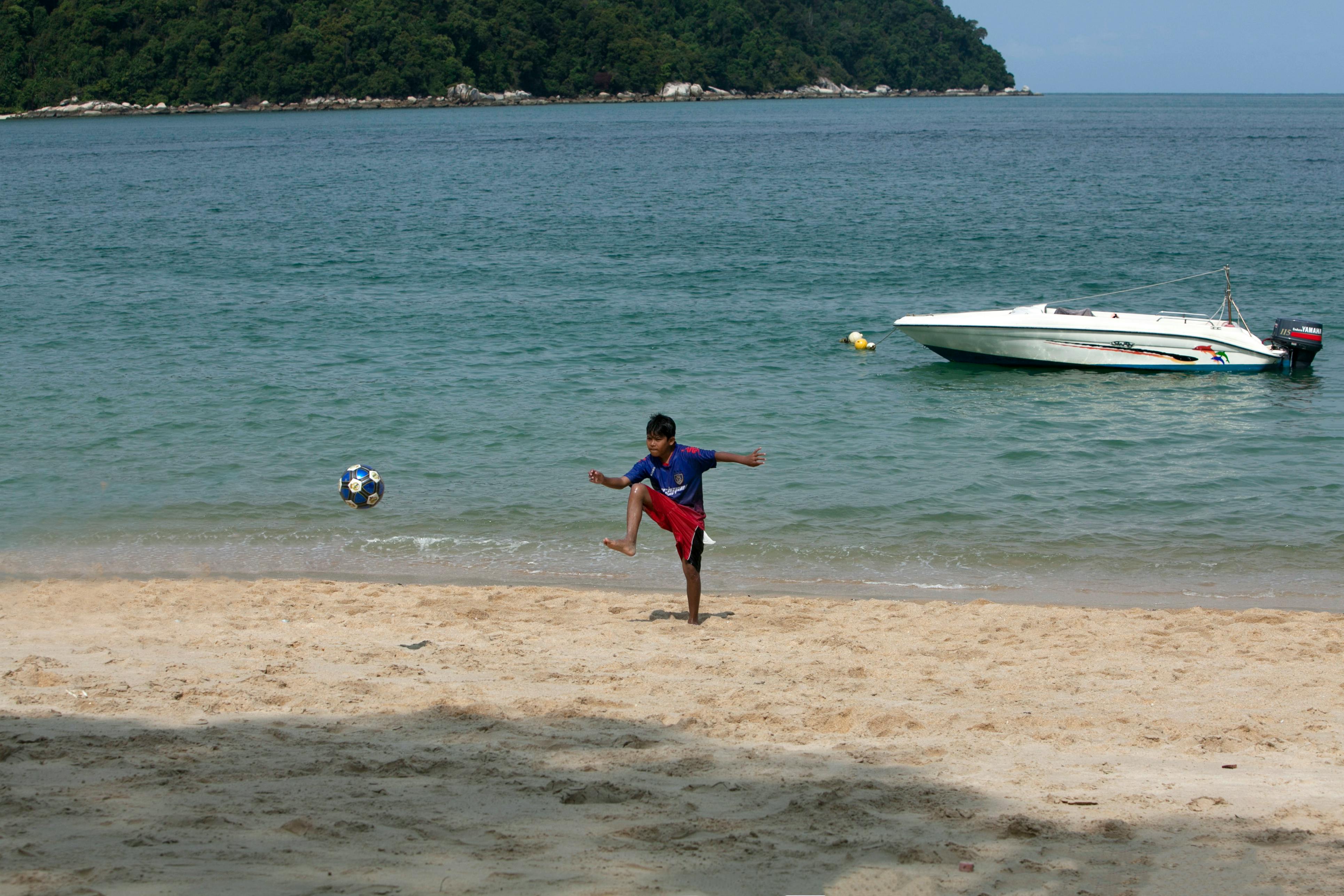 Ilustrasi anak-anak Pangaro Madura di Pulau Raja