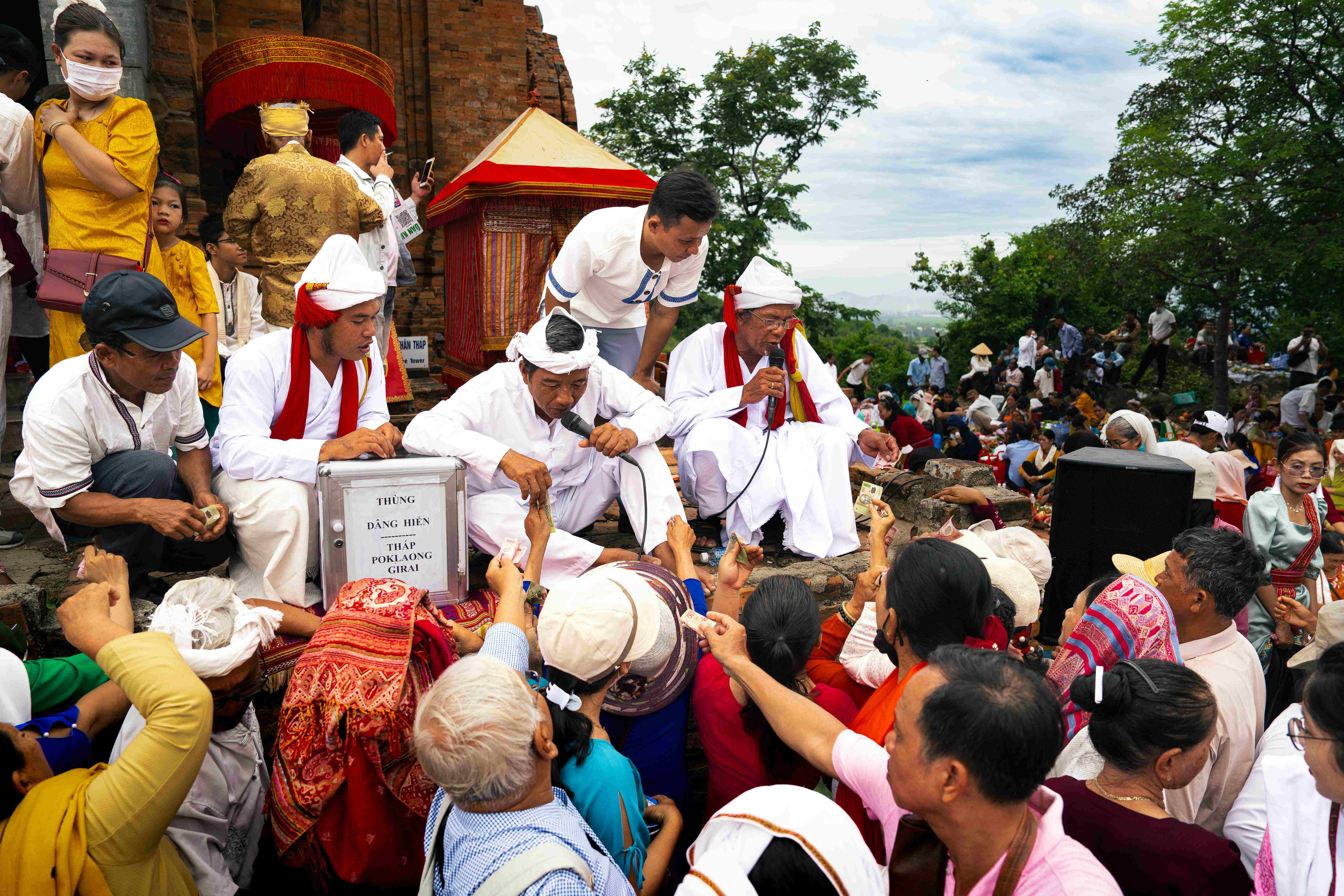 Ilustrasi berbagi dalam tradisi Mangalomang