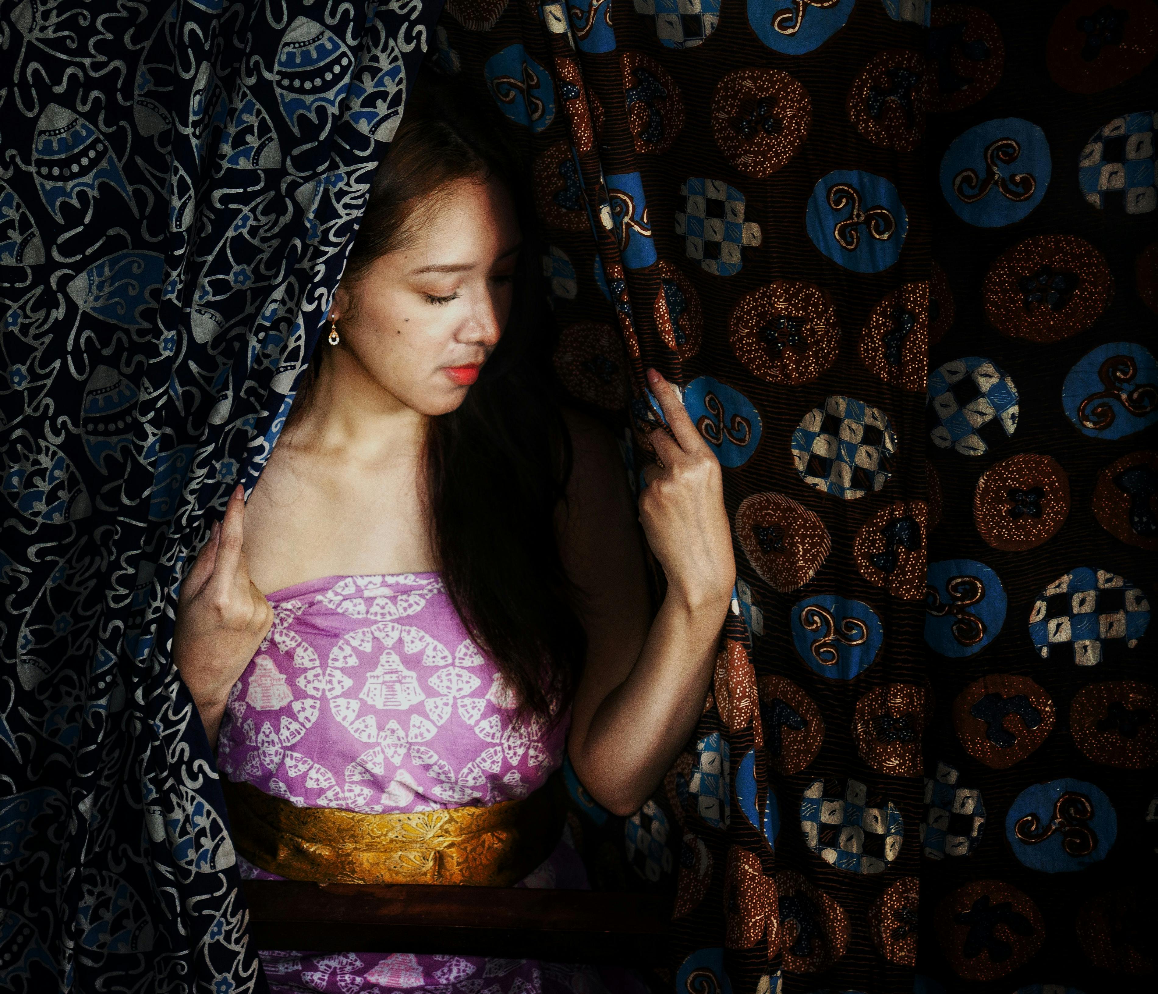  Ilustrasi perempuan berkain batik: Pexels | Firman Marek_Brew 