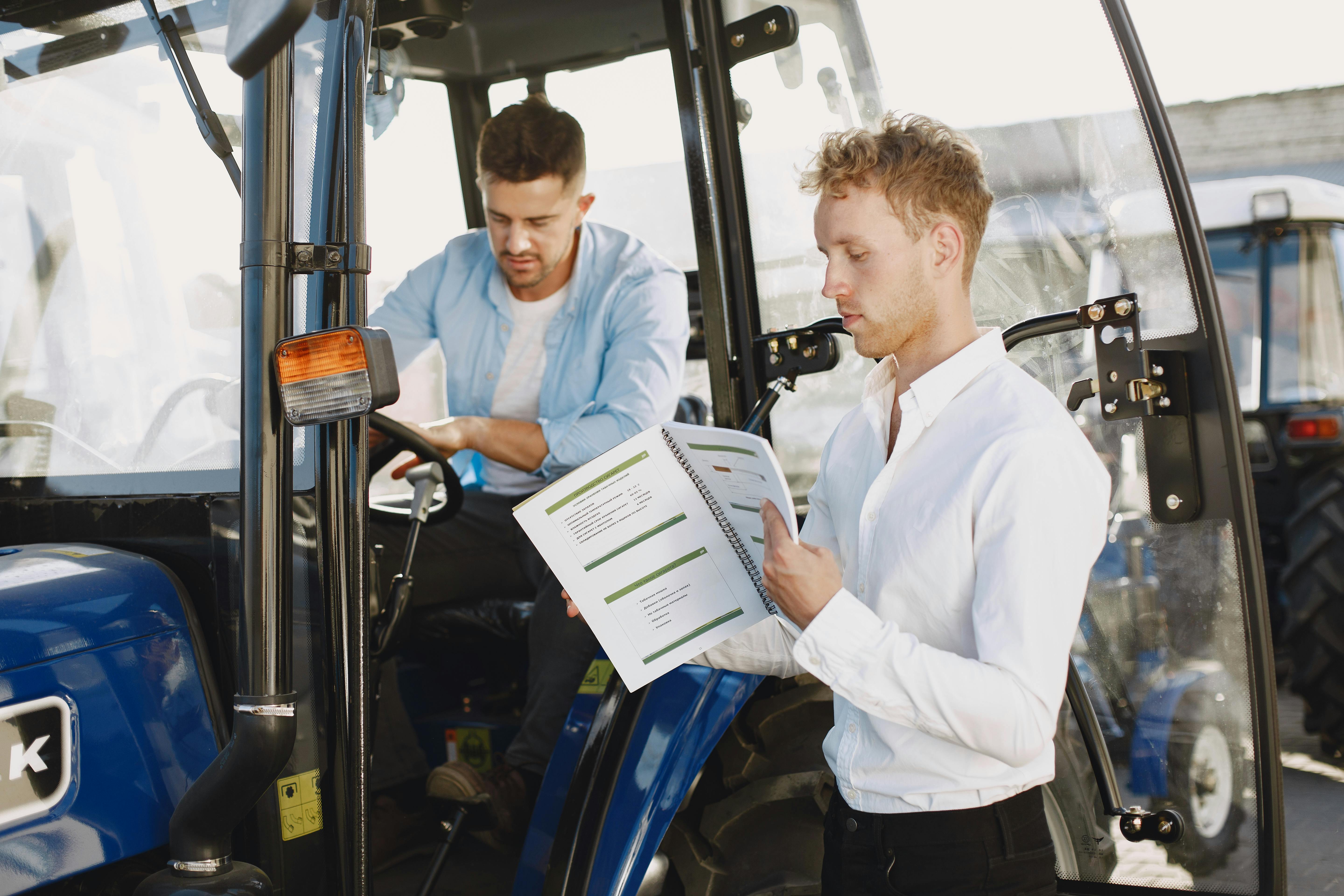  Ilustrasi beberapa orang sedang menggunakan teknologi | Pexels | Gustavo Fring 