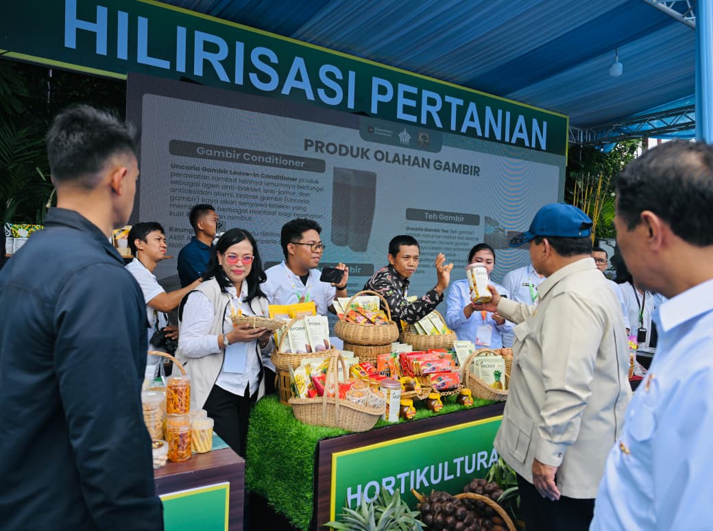 Presiden saat menengok hasil produk hilirisasi di Panen Raya 2025 | BPMI Septres