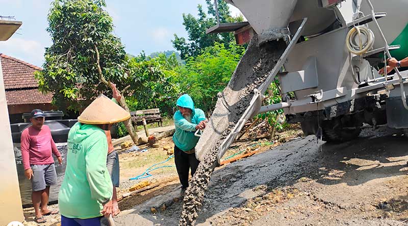 Rustam perbaiki jalan desa menggunakan dana pribasi