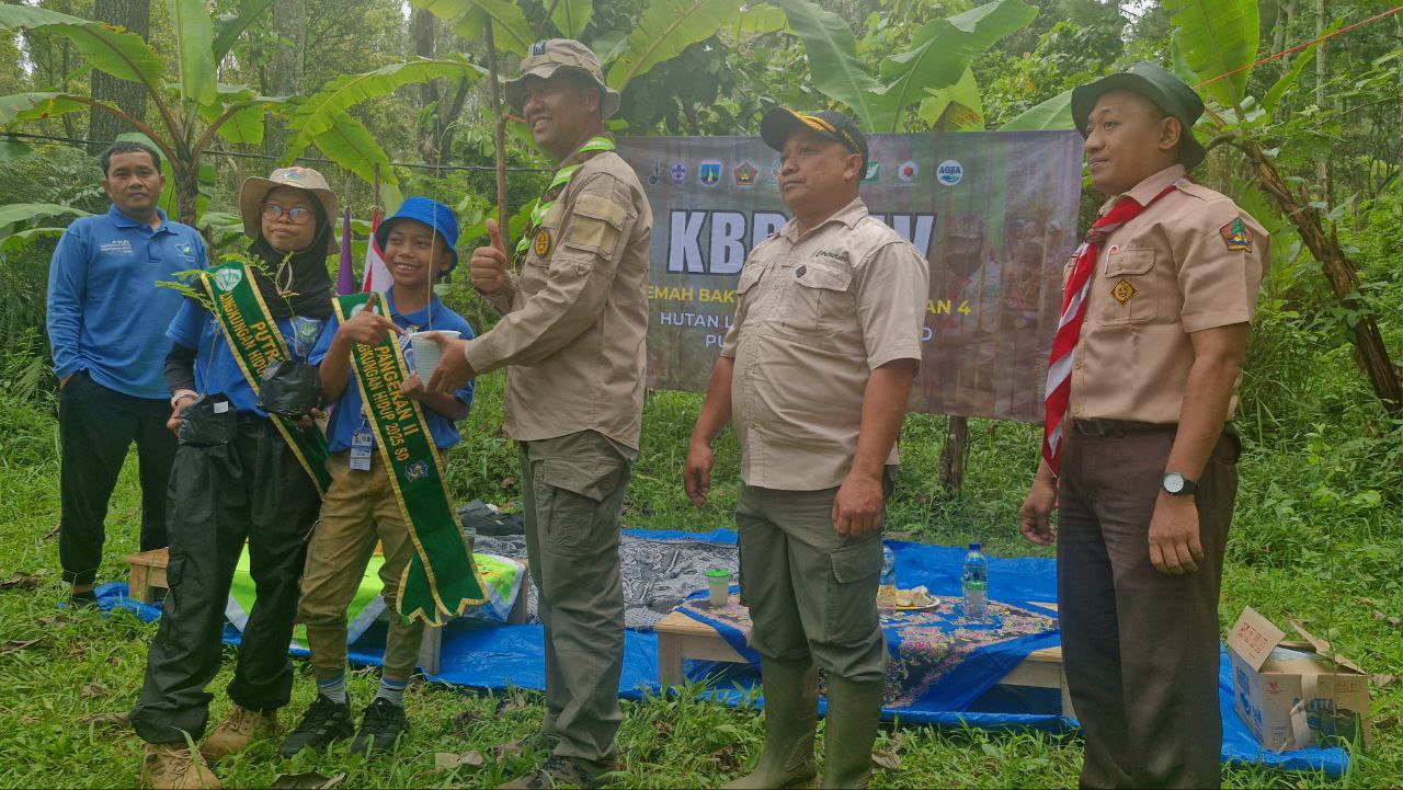 Simbolis Penyerahan Bibit Tanaman dari Paguyuban Pangeran Putri Lingkungan Hidup kepada Ketua Harian Kwarcab Pasuruan, Kak Yudha I Foto: Dokumentasi Pribadi