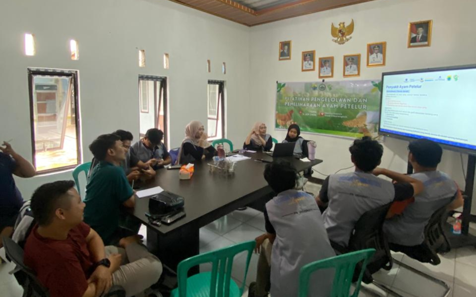 Mahasiswa sedang menyampaikan materi 