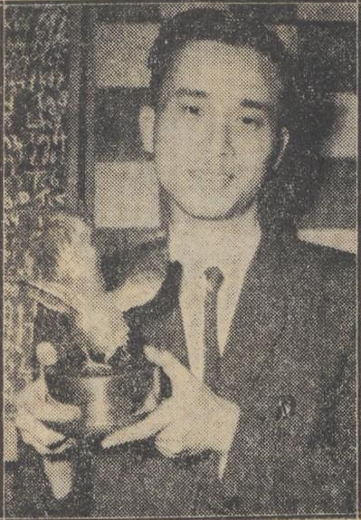 Tan Hoan Liong dengan trofi juara catur Belanda pada 1961. (Sumber: De Volkskrant)