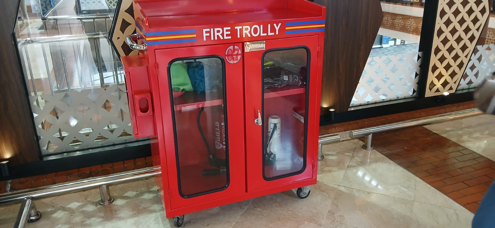Troli Kebakaran Bandara Soekarno-Hatta, contoh alat pemadam api.