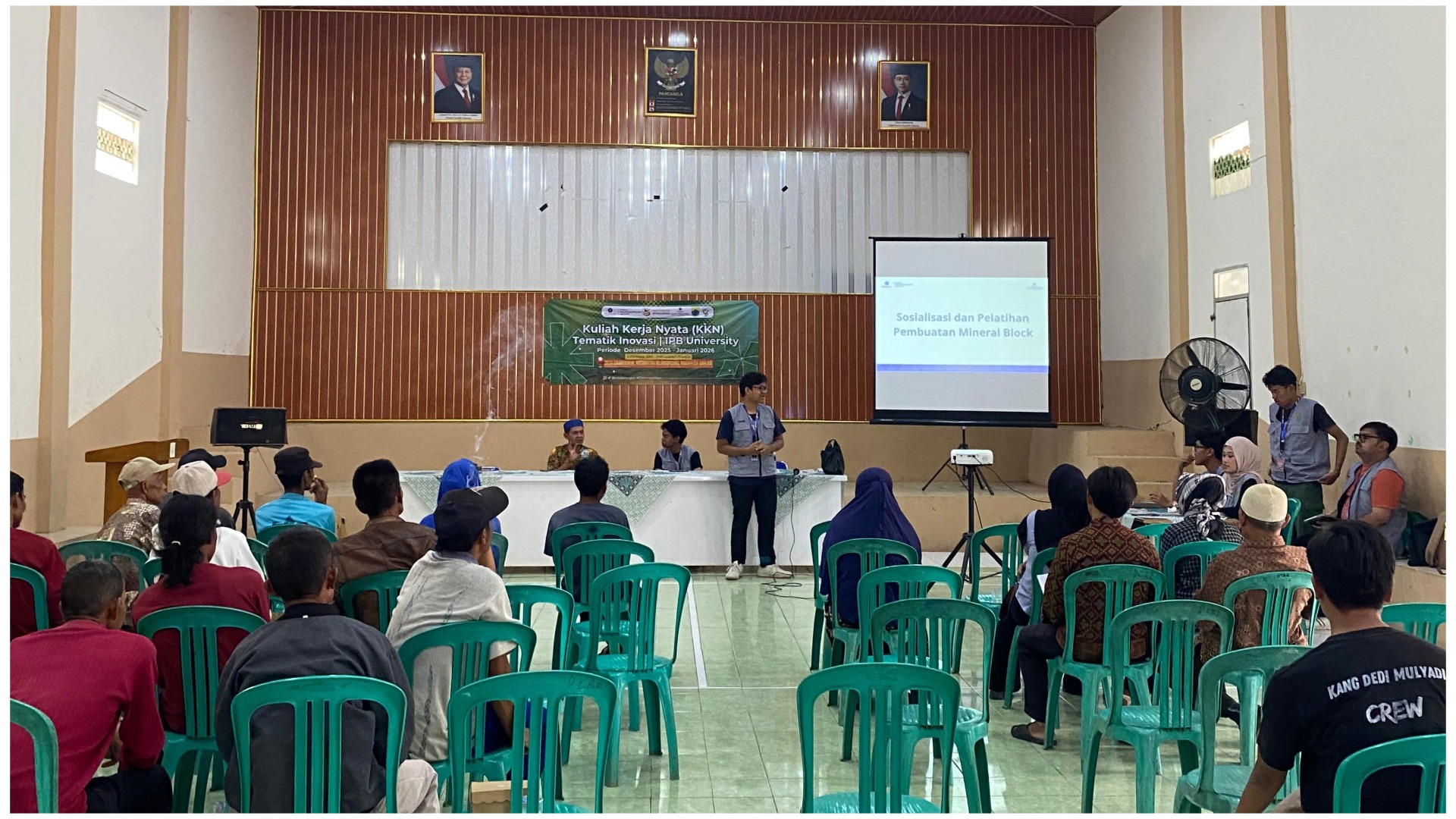 Mahasiswa sedang menyampaikan materi sosialisasi