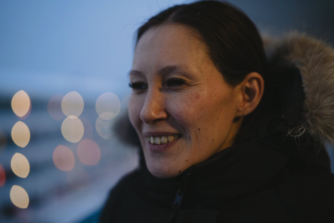 wanita suku inuit penduduk asli greenland | Photo by Peter Platou via Pexels