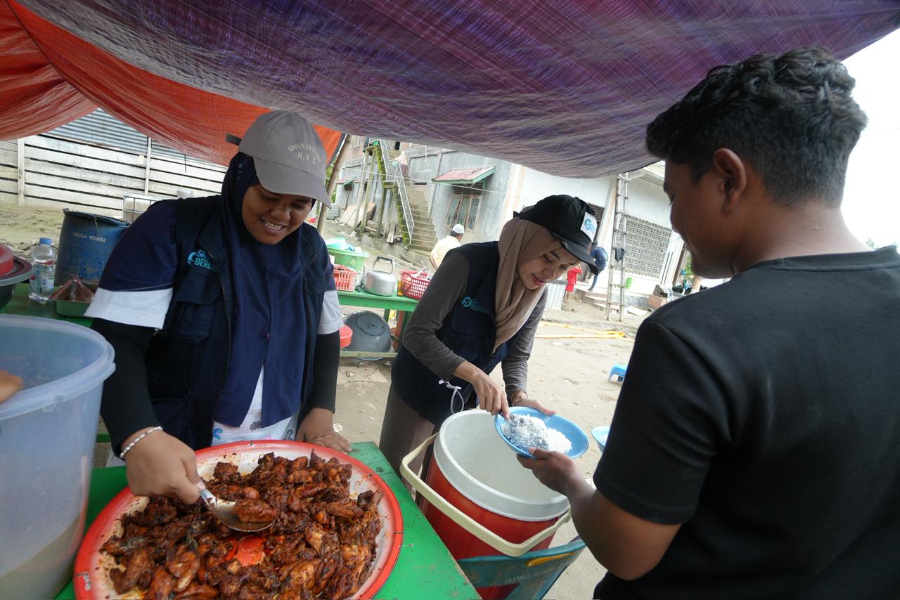 Jiha (paling kiri) sedang melayani di dapur umum di Bireun, Aceh