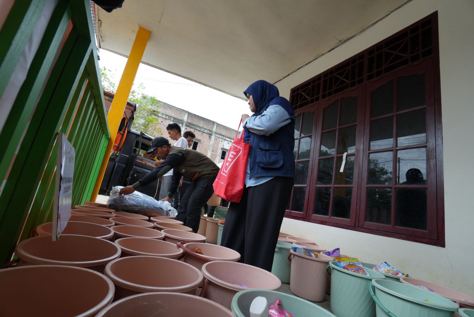 Jiha, relawan lokal zakat sukses sedang menyiapkan hygine kit untuk disalurkan 