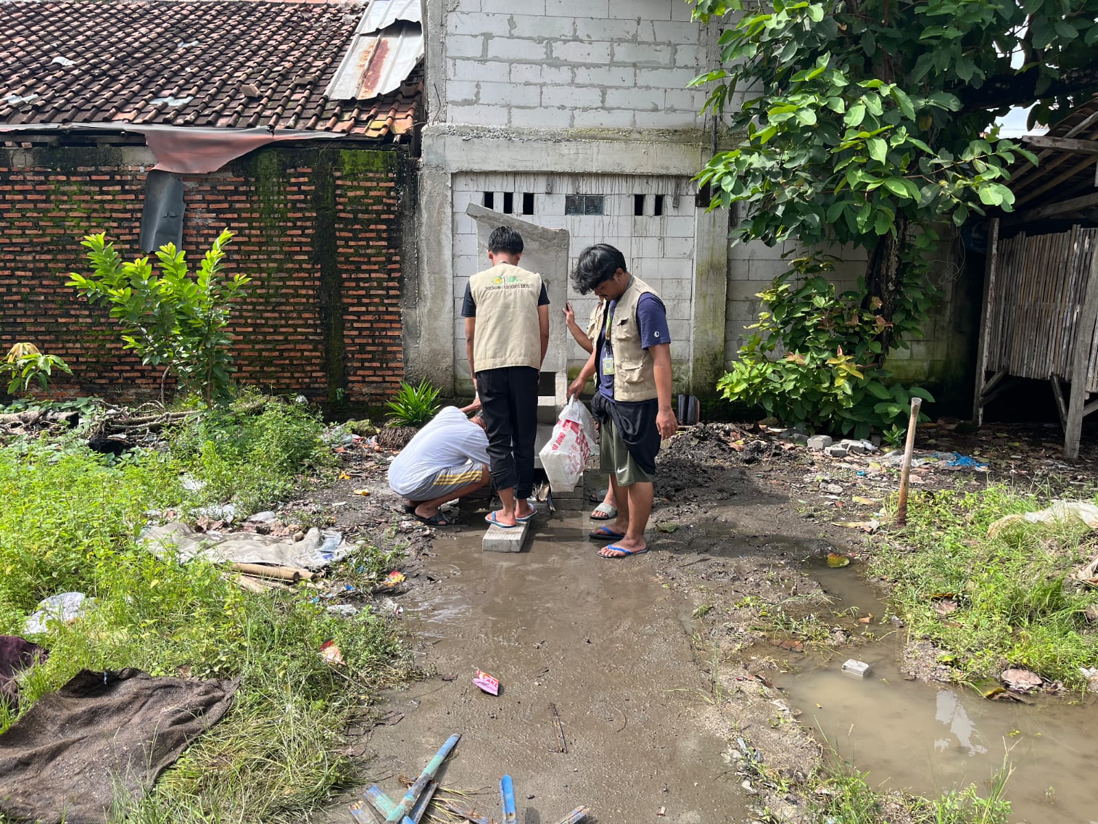 Mahasiswa KKN Unsika Melakukan Pembuatan dan Uji Coba Insinerator di Desa Sukamurni