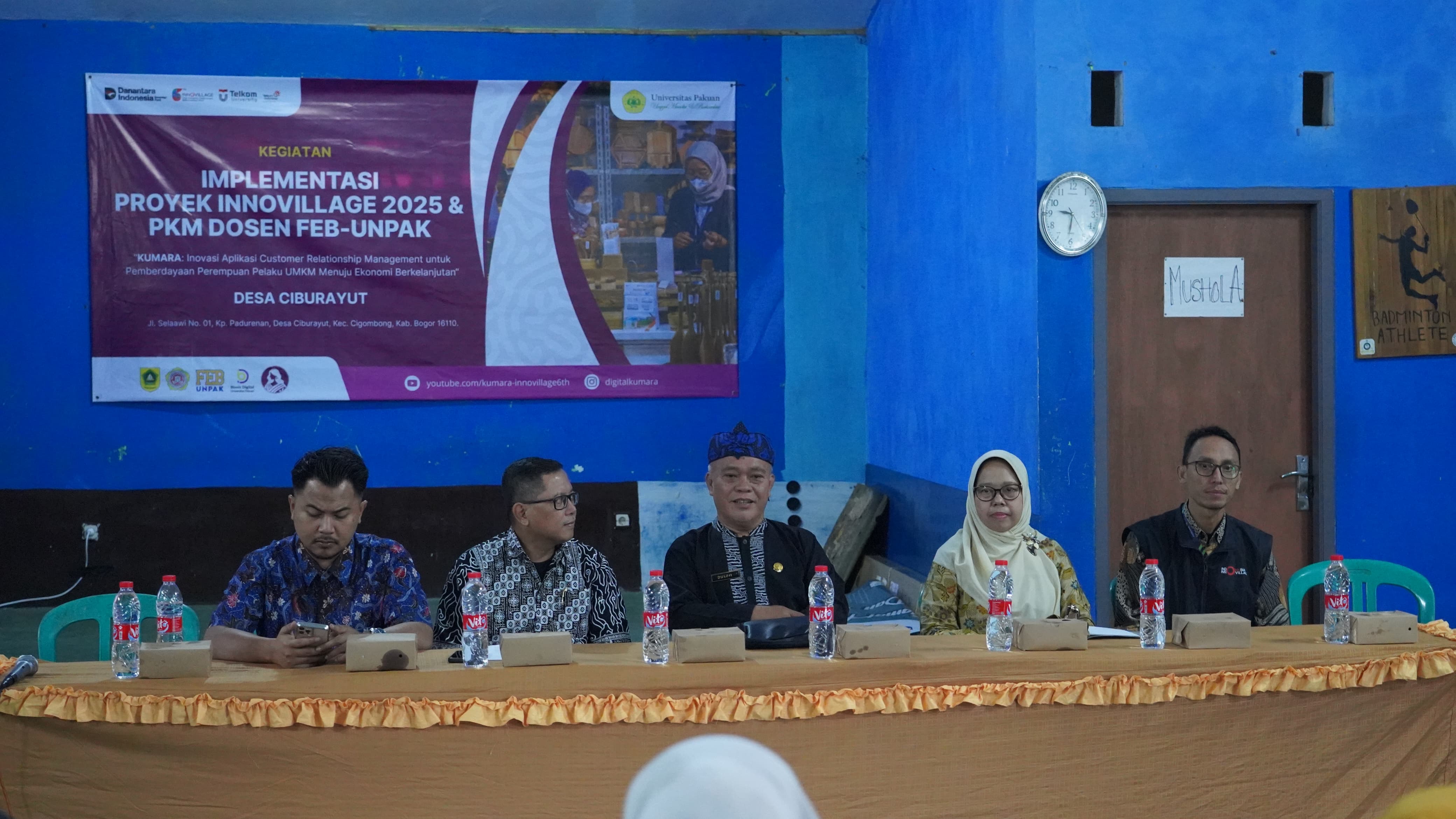 Kepala Desa dengan Dosen FEB Universitas Pakuan pada sesi pembukaan pelatihan | sumber: Dok. Pribadi Belgi Alhuda