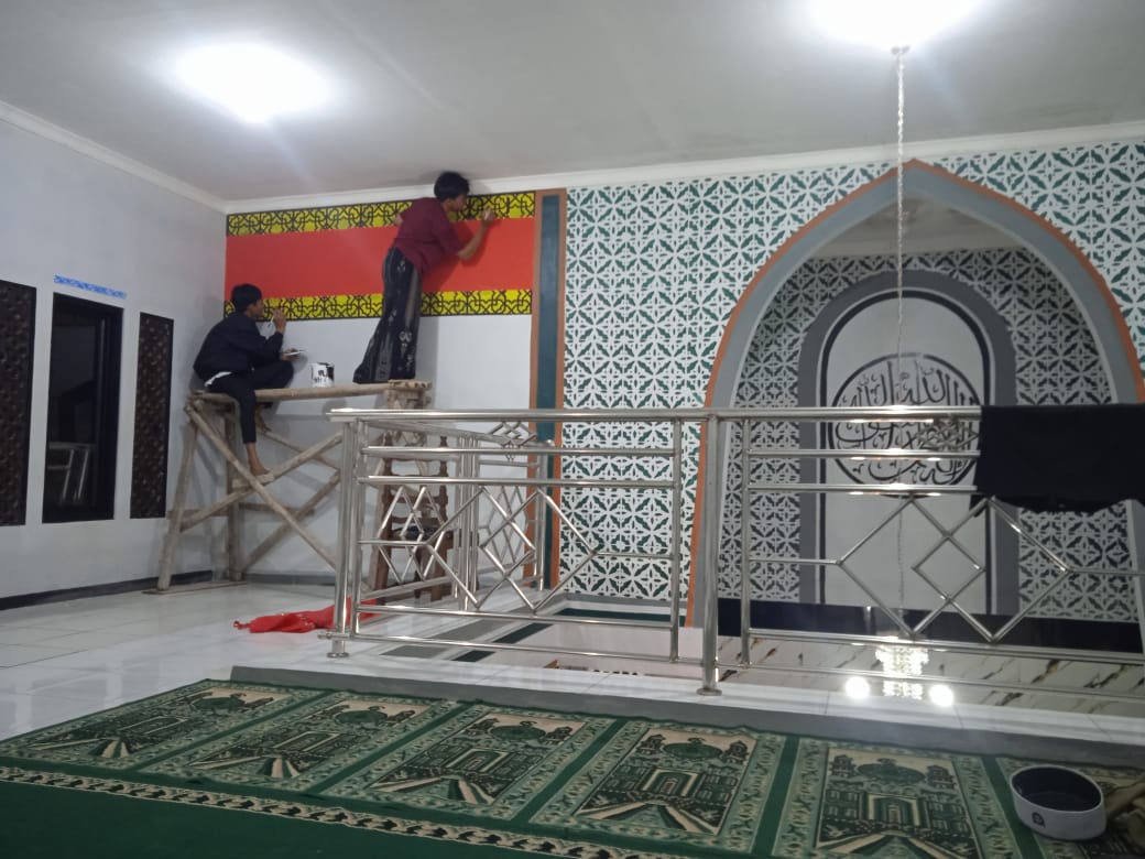  Karang Taruna dan Mahasiswa KKS 18 serta DKM Masjid Jami Sabilul Muchtar pada saat proses melukis kaligrafi dinding Masjid | sumber: Dok. Pribadi Belgi Alhuda 