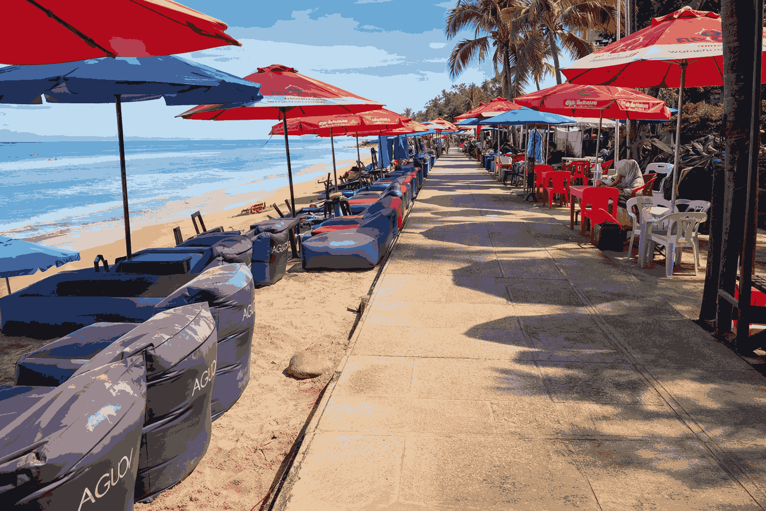Orang berjalan tanpa alas kaki, duduk, dan menatap laut (Foto: Mikaela)