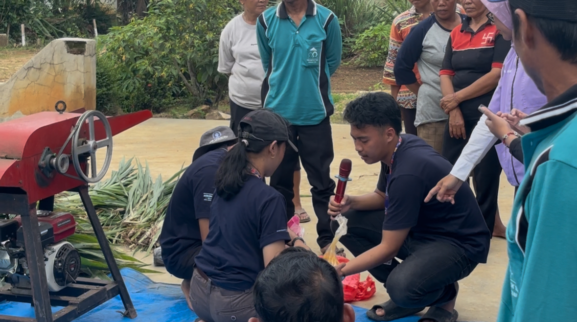  Dokumentasi Praktik Pembuatan Silase dan Herbal Mineral Blok Bersama Kelompok Ternak Desa Waringin Sari Timur | Sumber : Dokumentasi Pribadi 