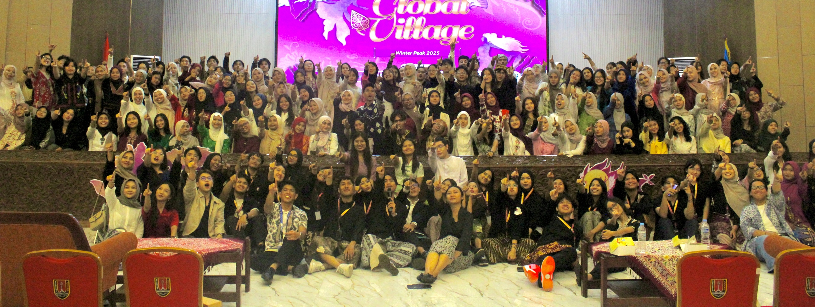 Keseruan sesi foto bersama seluruh Organizing Committee, delegates, dan international participant setelah rangkaian acara Global Village selesai