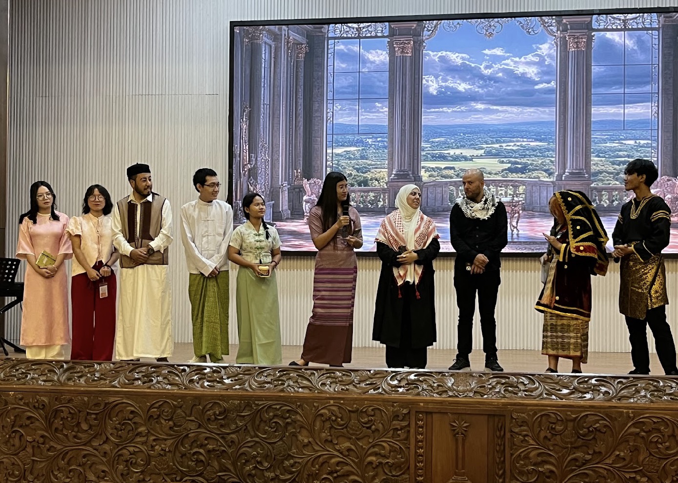 Perkenalan diri oleh International participant Global Village pada sesi International Session lengkap dengan pakaian tradisional yang memukau